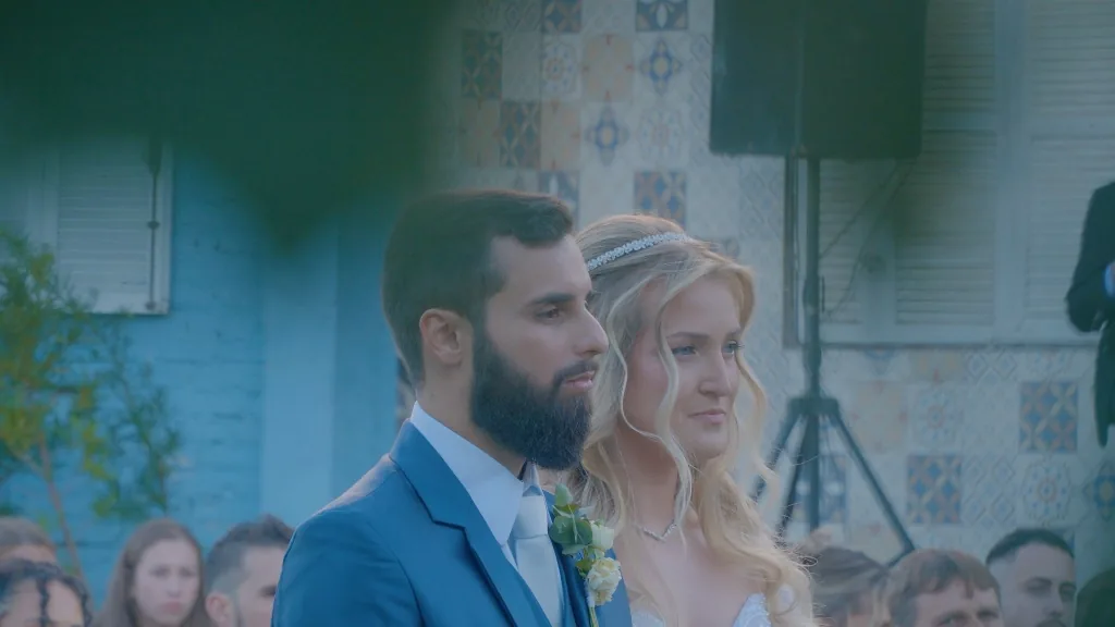 Cerimônia de casamento elegante conduzida com filmagem discreta