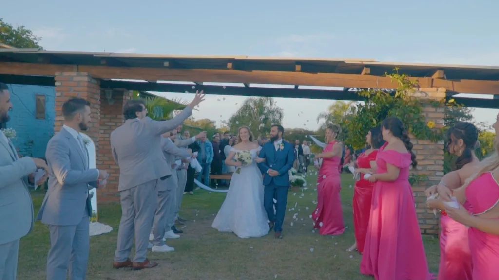 Detalhe de alianças de casamento e mãos entrelaçadas do casal