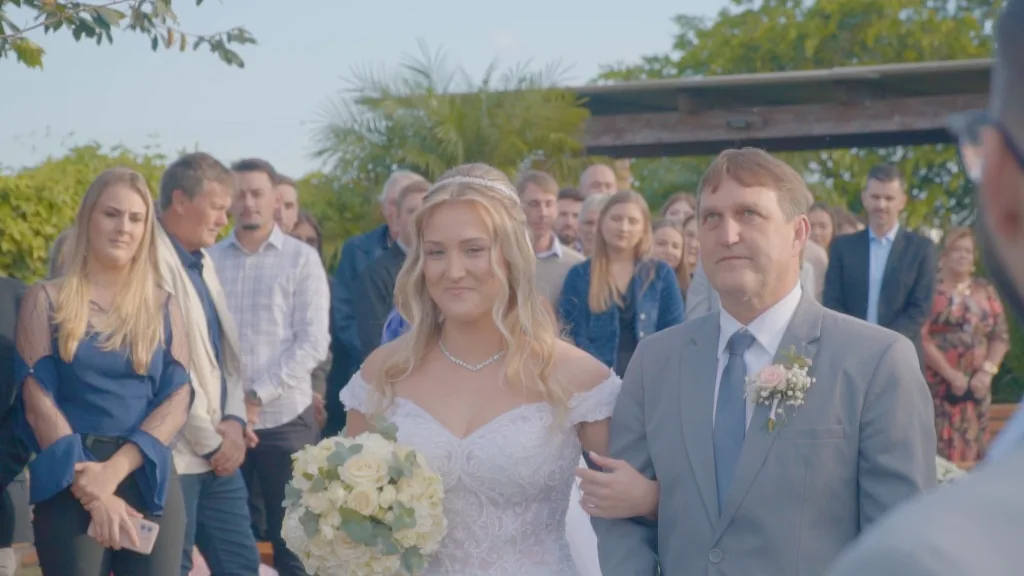 Casal de noivos ao pôr do sol, filme de casamento produzido pela FW Films