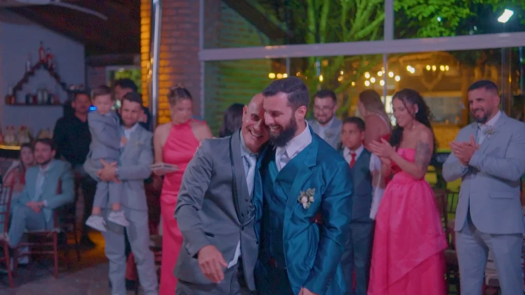 Celebração e festa de casamento à noite com convidados dançando